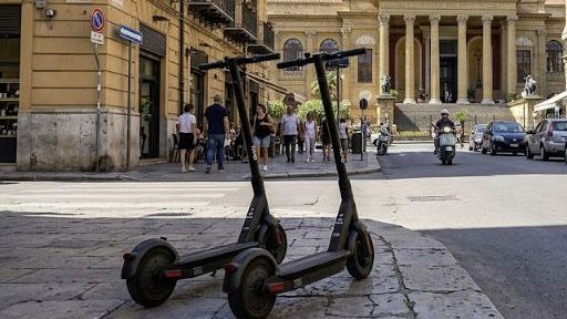 Monopattini elettrici: scatta l'obbligo di targa e assicurazione dal 16 maggio 2026