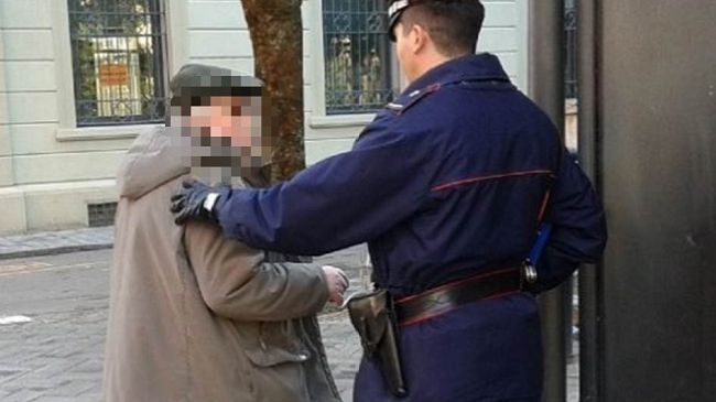 Denunciate 8 persone: avrebbero effettuato prelievi illeciti da una carta