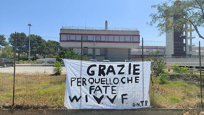 I giovani di Gioventù Nazionale Trapani realizzano uno striscione in onore dei VdF
