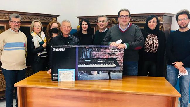L'Associazione Partanna 'pinta a mala banna dona una pianola alla scuola