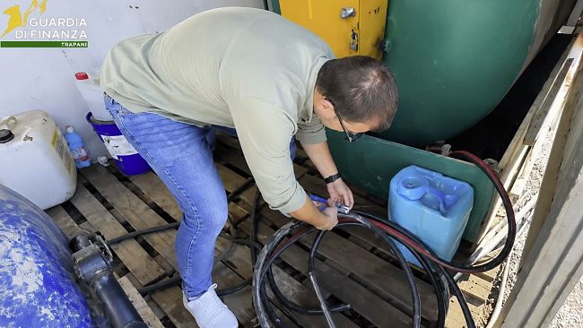 sequestrato-deposito-abusivo-di-carburante-a-trapani-oltre-5-mila-litri-di-gasolio-scovati