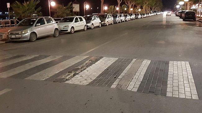 VIDEO – Mazara, le solite strisce pedonali dissestate: riemergono i vecchi binari