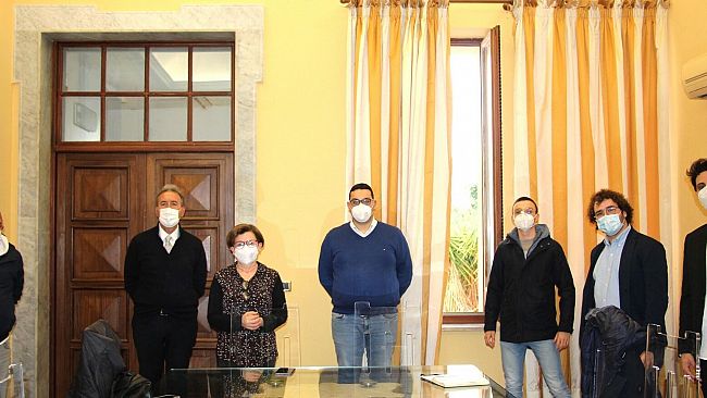 Marsala, l’amministrazione Grillo incontra giovani volontari impegnati nella pulizia di tratti di spiaggia e laguna