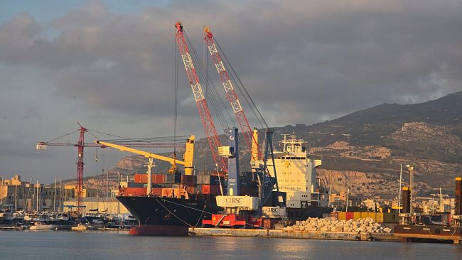 Trapani. Operazioni simultanee su due banchine, 