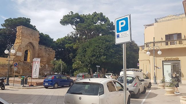 Sei nuovi stalli di sosta temporanea in piazza Mokarta 