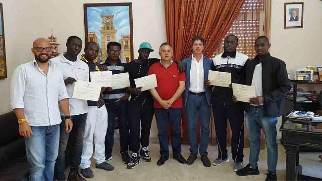 Torretta Granitola, sindaco e assessore consegnano attestati di merito a giovani extracomunitari