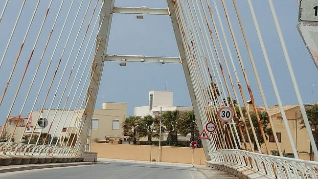 Mazara, cadono pure i fari dall’arrugginito ponte sul fiume Arena. Quando interverrà l’ex Provincia di Trapani?