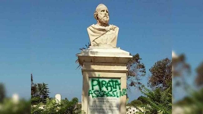 Marsala, scritta ‘Pirata assassino’ su busto Garibaldi.