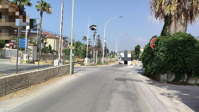 Alcamo marina. Vegetazione copre lo stop: serve un intervento urgente al pericoloso incrocio della Petrolgas