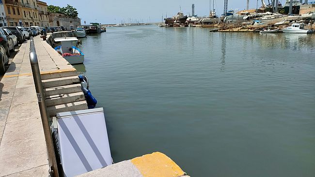 Mazara, frigorifero abbandonato sulla banchina del porto canale