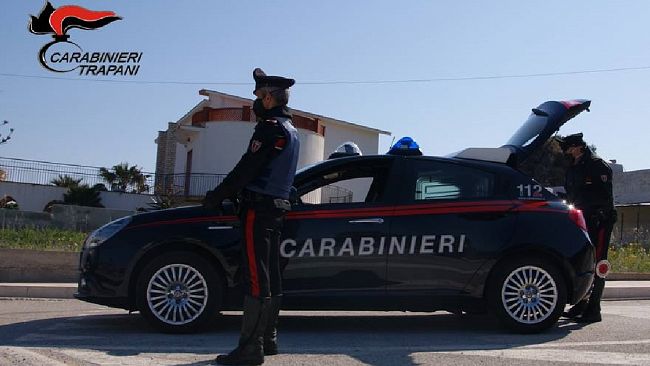 Misiliscemi, minacciano ed aggrediscono i carabinieri. Denunciati