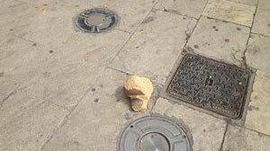 Cade colonnina della loggia di Santa Caterina in piazza della Repubblica. Evitata tragedia