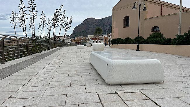Nuovi arredi urbani a Terrasini. Maniaci: 