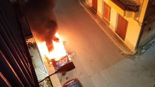 Fiamme nella notte in via XXIV Maggio, distrutta una vettura in sosta