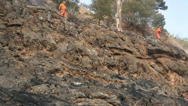 Caldo e incendi, spenti i due roghi divampati a Castellammare