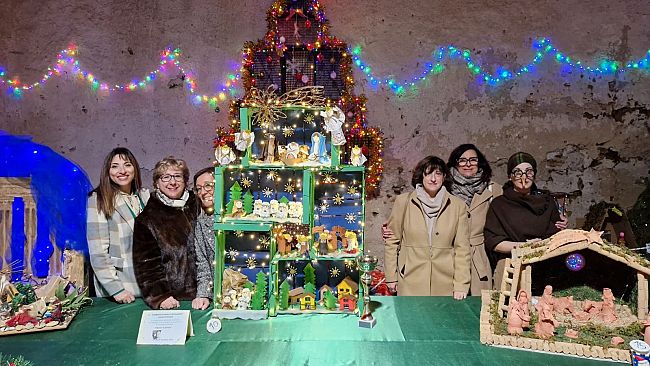 Gli alunni dell’istituto Lombardo Radice-Pappalardo trionfano con un presepe ecosostenibile