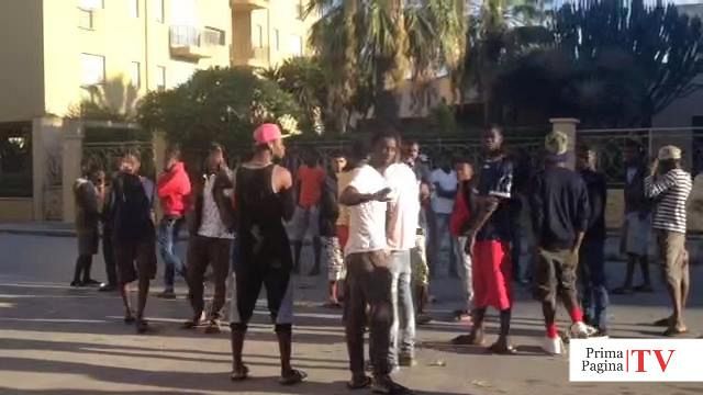 VIDEO – Extracomunitari ospiti  protestano e bloccano via Castelvetrano