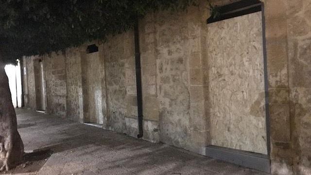 Le porte in compensato che deturpano Palazzo Pignatelli