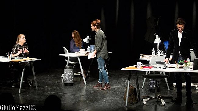 La redazione di un Tg, raccontata all’interno di uno spettacolo. Domani al Teatro Selinus