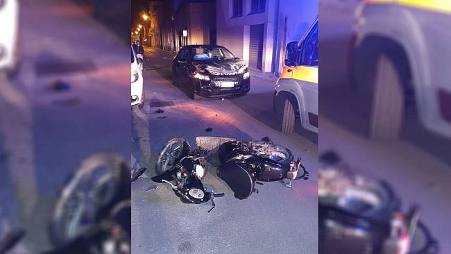 Scontro nella notte tra auto e scooter