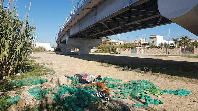 VIDEO – Mazara, reti e cime da pesca gettate anche sotto la sopraelevata