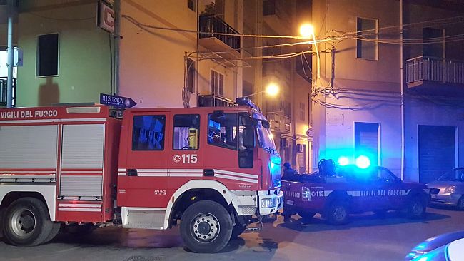 In fiamme un cassonetto dei rifiuti del centro città