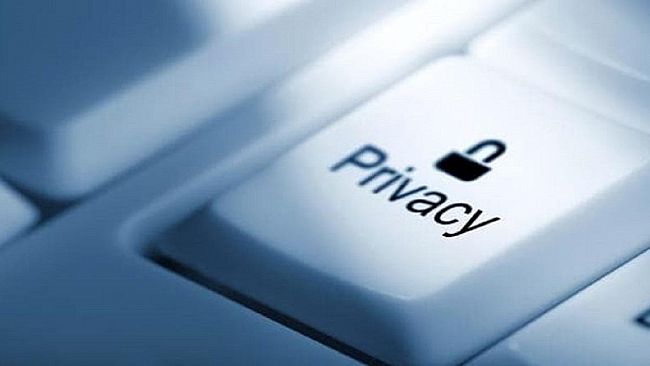 L’avv. Rizzo risponde: “inserire il numero di telefono in un gruppo  whatsapp o in una  chat e’ reato”