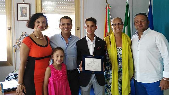 Targa di riconoscimento per il giovane tenore Salvatore Parrinello, ricevuto dal sindaco di Petrosino