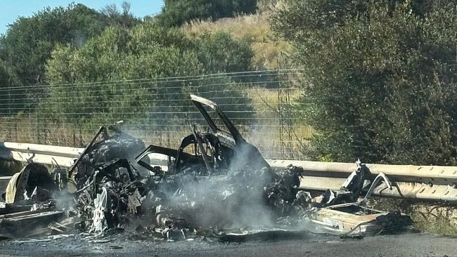 Paura in autostrada, auto in fiamme prima dello svincolo per Terrasini