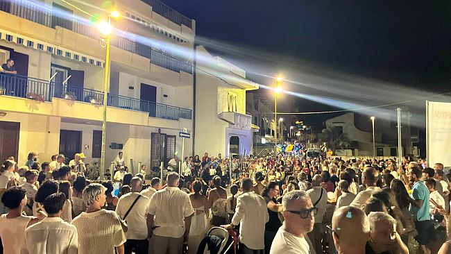 In migliaia hanno riempito la borgata di Marinella per la prima Notte Bianca del mare