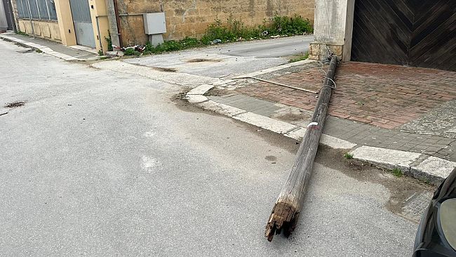 Mazara, il forte vento abbatte un vecchio palo del telefono in via Castelvetrano  