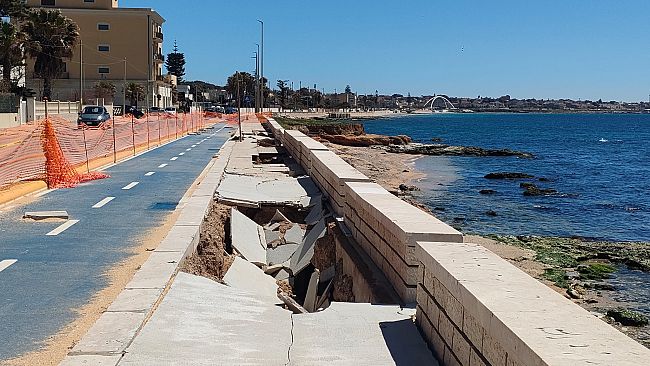 Mazara, Lungomare ferito dal ciclone: tra voragini e attese il costone continua a cedere