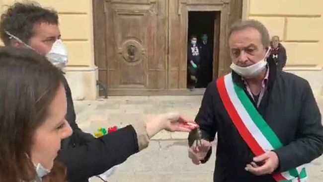 VIDEO- I commercianti consegnano le chiavi delle proprie attività al Prefetto