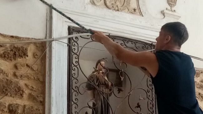 I volontari del Comitato Santa Rita rimettono a nuovo l’edicola votiva del sistema delle piazze