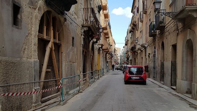 Rimosso lo “storico” ponteggio di Via Nunzio Nasi. Modificato l’itinerario della processione dei Misteri