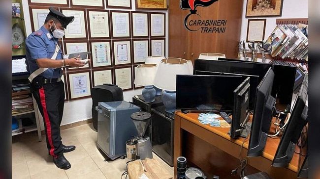 Pantelleria. Coppia scoperta con beni rubati e banconote false. Denunciati 