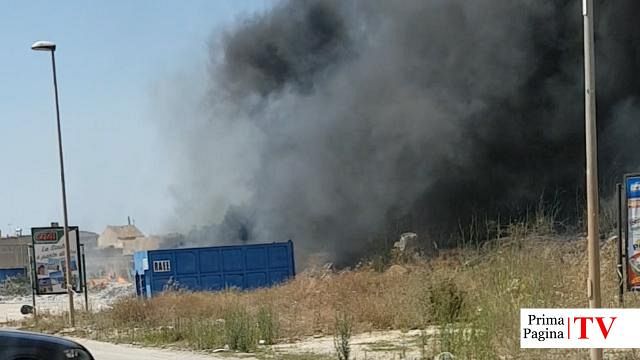 video-incendio-agli-scarrabili-della-differenziata-in-via-salvemini