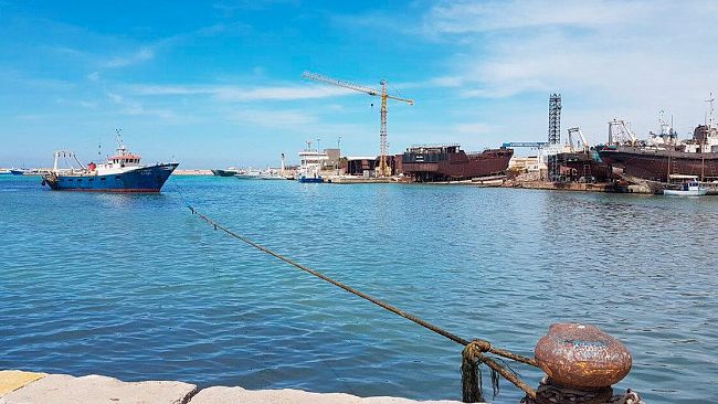 VIDEO – Mazara, il motopesca “Altomare” incagliato nel Porto canale non più navigabile
