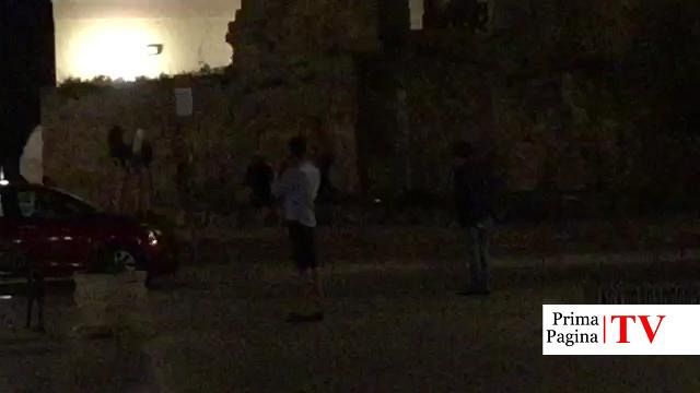 VIDEO – Mazara, adesso anche la “piscina in città”. Turisti ubriachi si sono tuffati nella fontana di piazza Mokarta