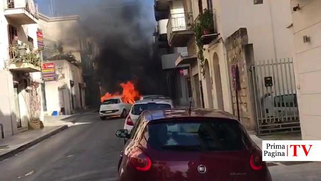 VIDEO – Castelvetrano, auto in fiamme in pieno centro. Una donna e la figlia si mettono in salvo