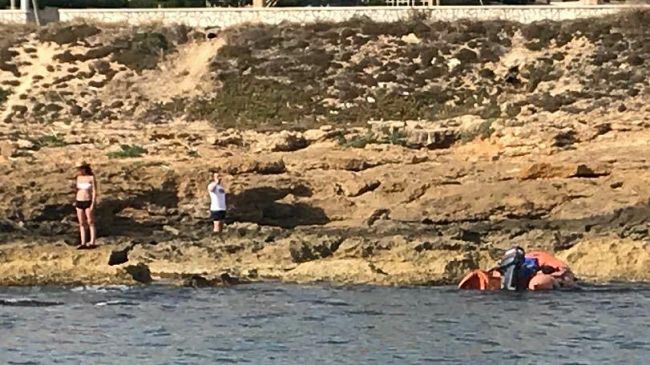 Mazara, 4 migranti sbarcano a Quarara a bordo di un gommone. Incredulità di diportisti e bagnanti.
