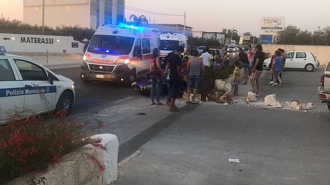 Incidente in via Nassiryia. Scontro tra auto e scooter