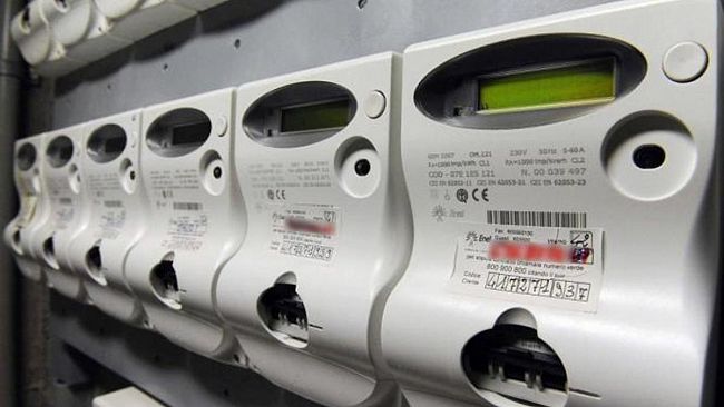 Allaccia abusivamente le utenze elettriche e idriche a quelle del fratello