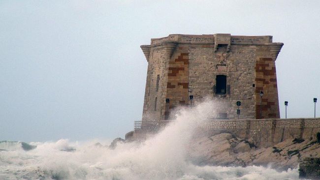 Allerta meteo arancione per domani, previsti nubifragi e mareggiate