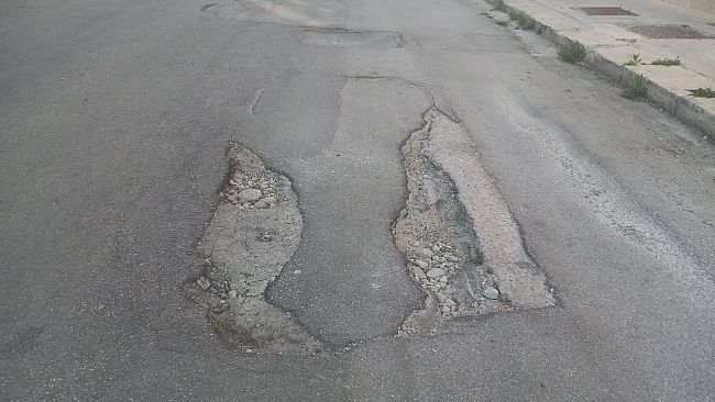 ​Trapani. Degrado in via Segesta tra buche, asfalto sconnesso e sterpaglie
