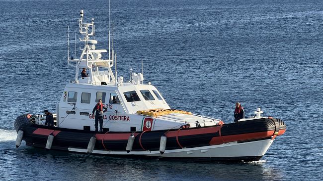 Esercitazione in mare tra elicottero e motovedetta della Guardia Costiera nel mare di Pantelleria