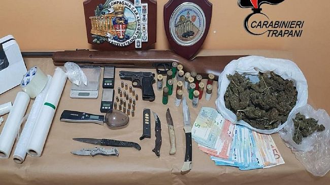 Campobello di Mazara,   due arresti, denunce e rinvenute armi e droga.