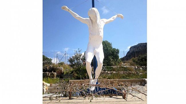 “Il Cristo nudo” e “Il Sepolcro di luce”: l’arte spezza il silenzio della Pasqua a Trapani