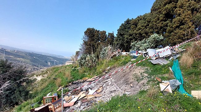 Messina. Sequestrate due aree in contrada Castello: scoperta discarica abusiva con rifiuti pericolosi