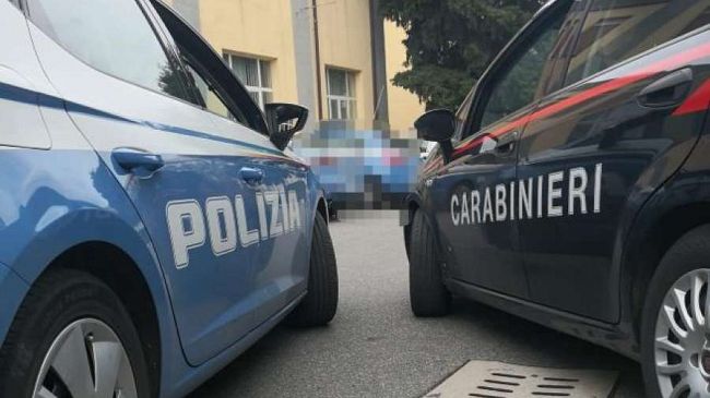 Mazara, maltratta compagna, brucia auto e danneggia caserma carabinieri. Arrestato 18enne